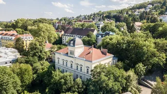 Expose Sanierungsbedürftige Stilaltbauwohnung mit 2 Zimmern, ca. 4,40m Raumhöhe &amp; Südbalkon in herrschaftlicher Villa | KFZ-Stellplatz möglich