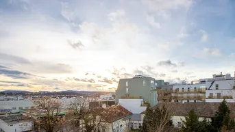 Expose ERSTBEZUG nach Sanierung | Exquisit ausgestatteter Altbau mit Fernblick &amp; Tageslicht Luxus-Badezimmer | Ost/West | Letztes Regelgeschoss