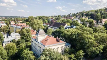 Expose WOHNEN WIE IM SCHLOSS | Stilaltbauwohnung mit ca. 139m², 4 Zimmern &amp; 4,40m Raumhöhe | ca. 12m² Balkon geplant &amp; Parkplatz | sanierungsbedürftig