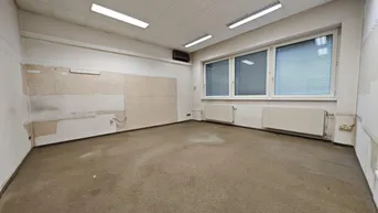 Expose Sanierungsbedürftige EG-Fläche mit ca. 552m² | für Lager, Baubüro o.ä. | Parkplätze vis à vis mietbar