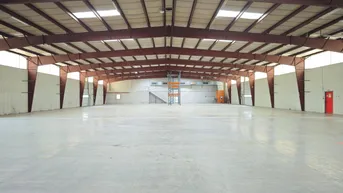 Expose 1.800m² Halle mit Rampen und ebenerdiger Einfahrt | beheizt | 250m² Büro &amp; optionale Freiflächen
