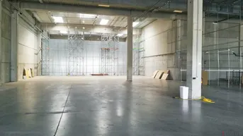 Expose 1.070m² Halle mit eigener Rampe | Parkplätze verfügbar | optionale Büros zwischen ca. 36m² und 1.000m² am Standort