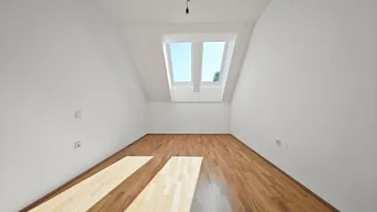 Expose Erstbezug | Helle 3-Zimmer-Neubauwohnung mit hofseitigem Balkon | sofort bezugsbereit | Luftwärmepumpe | Wanne &amp; Dusche