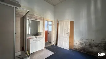 Expose #SQ - SANIERUNGSBEDÜRFTIGE ALTBAUWOHNUNG MIT BEEINDRUCKENDER RAUMHÖHE Top 9 &amp; 10