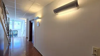 Expose * * * PERFEKT für PRAXIS oder BÜRO... TOP-ANBINDUNG... HOHE WERBEWIRKSAMKEIT... PARKPLÄTZE... BARRIEREFREI * * * 