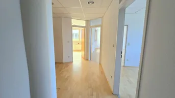 Expose * * * PERFEKT für PRAXIS oder BÜRO... TOP-ANBINDUNG... HOHE WERBEWIRKSAMKEIT... PARKPLÄTZE... BARRIEREFREI * * * 