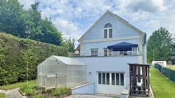 Expose Ruhelage, umgeben vom Grünen | Gartenfläche ca. 1.564m² | Luftwärmepumpe, Solaranlage &amp; beheizbarer Pool mit Gegenstromanlage