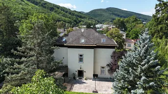 Expose Mitten im Grünen &amp; im Villenviertel: exklusive Gartenwohnung mit ca. 930 m² Außenfläche, beheiztem Wintergarten, Pool, Luftwärmepumpe u.v.m.!