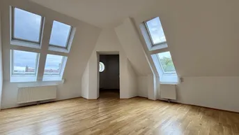 Expose Dachgeschoss-Turm-Wohnung mit 5 Meter Raumhöhe | ca. 2.000 m² Garten zur allgemeinen Nutzung I freie Mietzinsbildung I 