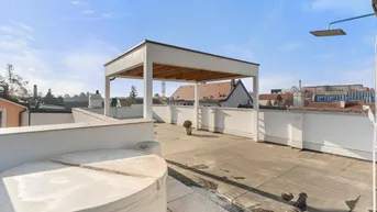 Geräumige Dachterrasse mit Whirlpool, Außendusche und Pergola, ideal zum Entspannen unter freiem Himmel.