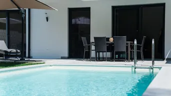 Expose Luxuriöses Designerhaus mit Swimmingpool am Waldrand – Ihre persönliche Wohlfühloase