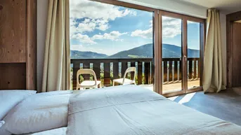 Expose Alpines Refugium mit Weitblick – Exklusives Anwesen mit Chalet und vier Tiny Houses in den Kärntner Nockbergen