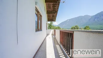 Langer Balkon mit Bergblick und ausreichend Platz für Sitzgelegenheiten im Freien.