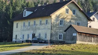 Expose Mehrfamilienhaus, sanierungsbedürftig, in ruhiger Waldrand – Aussichtslage!