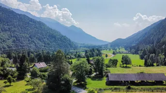 Expose LEBEN IM EINKLANG MIT DER NATUR...! MEHRFAMILIENHAUS MIT MEHREREN WOHNUNGEN, AUSBAUPOTENTIAL FÜR WEITERE WOHNUNGEN, VIEL STAURAUM UND 3.300 m² BAULAND DIREKT AM ALPE-ADRIA-TRAIL!