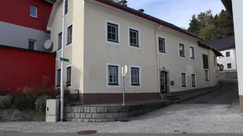 Expose Teilsaniertes Wohnhaus mit großzügiger Wohnfläche im Zentrum