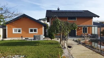 Expose Sehr schönes Haus mit Naturpool - große Doppelgarage und Carport