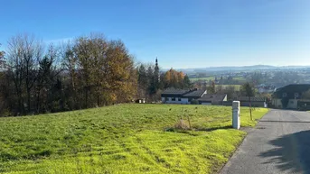 Expose Baugrund mit Grünstreifen in schöner Südhanglage und Stadtnähe (1.490 m²)