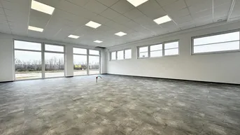 Expose Erstbezug! Moderne Bürofläche mit großer Halle