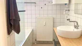Expose Helle, teilmöblierte Eigentumswohnung mit sonnigem Balkon und Tiefgaragenparkplatz.