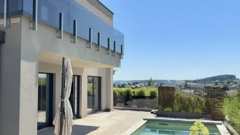 Expose Zuhause ankommen: Traumhaus mit Salzwasserpool und moderner Gartengestaltung.