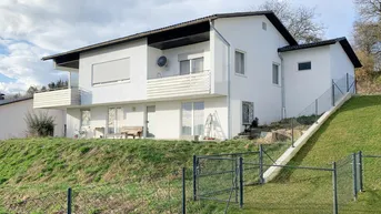 Expose Ein-/Zweifamilienhaus mit Wellnessbereich in ruhiger Aussichtslage am Weinberg