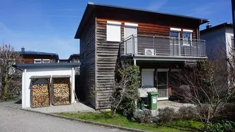 Expose Wohnhaus in Holzriegelbauweise mit Carport im Wohnungseigentum
