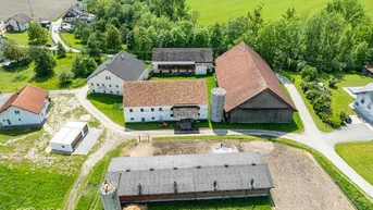 Expose Vierseithof mit Stallungen, Wiesen- und Ackerflächen