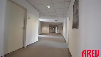 Expose GROSSZÜGIGE RÄUME, ZEITGEMÄSSE AUSSTATTUNG, IHR NEUES BÜRO ERWARTET SIE - 1.OG