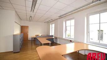 Expose MODERNES STARTUP-CENTER - MÖBLIERUNG INKLUSIVE - TOP 02