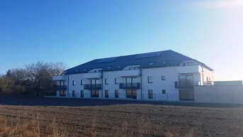 Expose EINMALIGE CHANCE: TRAUMHAFTE ECKWOHNUNG MIT TOLLEM BALKON IN BEGEHRTER WOHNLAGE IM ERSTBEZUG INKL. ÜBERDACHTEM PARKPLATZ