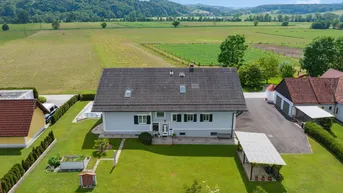 Expose Exklusives Wohnhaus mit Pool, Garten und Garagen in Grünruhelage