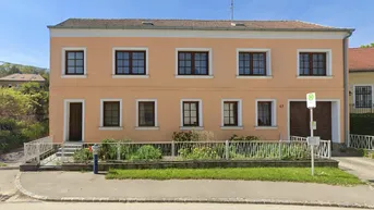 Expose GROSSZÜGIGES LANDHAUS MIT GESCHLOSSENEM INNENHOF, STADEL, WERKSTATT UND NEBENGEBÄUDEN SAMT WEINKELLER IN PARADIESISCHER GRÜNRUHELAGE