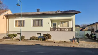 Expose LIEBEVOLLES LANDHAUS MIT GESCHLOSSENEM INNENHOF, MASCHINENHALLE, WERKSTATT, GROSSER GARAGE UND GEPFLEGTEM GARTEN SAMT MÖGLICHKEIT FÜR EINE ZWEITE BAUPARZELLE
