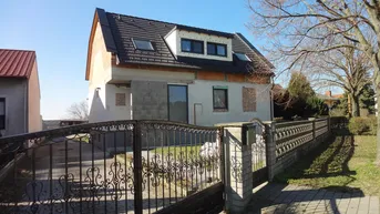 Expose Einfamilienhaus mit Nebengebäude auf großem Grund