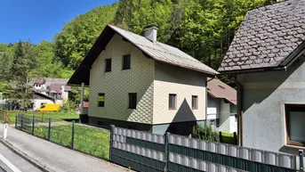 Expose Einfamilienhaus mit großen Garten, renovierungsbedürftig