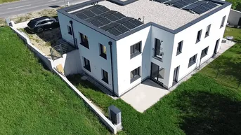 Expose NEUER PREIS: Erstbezug in Sooß – Moderne Doppelhaushälfte mit Garten, Wärmepumpe &amp; PV-Anlage!