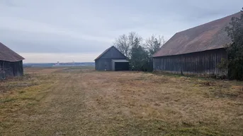 Expose GROSSZÜGIGES LANDHAUS MIT GESCHLOSSENEM INNENHOF, WERKSTATT UND NEBENGEBÄUDEN IN PARADIESISCHER GRÜNRUHELAGE MIT MÖGLICHKEIT AUF STADEL UND KLEINE LANDWIRTSCHAFTLICHE FLÄCHE