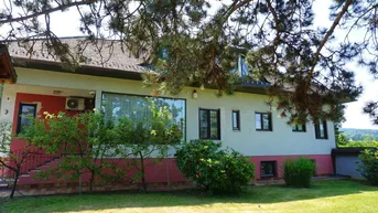Expose Großzügiges Familienhaus mit Wellnessbereich, Wintergarten &amp; idyllischem Garten nahe Tulln
