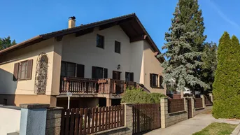 Expose Charmantes Einfamilienhaus auf großem Grund in ruhiger Lage !