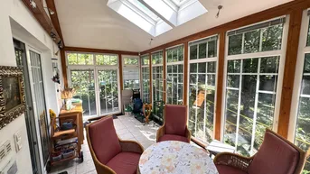 Expose Großzügiges Einfamilienhaus mit Pool, Wintergarten und Doppelgarage!