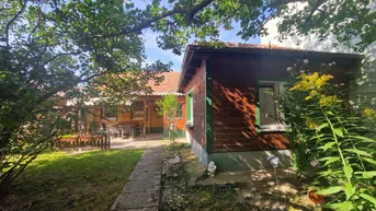Expose LIEBEVOLLES LANDHAUS FÜR ZWEI PERSONEN IN GRÜNLAGE MIT GESCHLOSSENEM, ABSOLUT UNEINSEHBAREM INNENHOF UND HERRLICHEM GARTEN SAMT GRILLPLATZ UND NEBENGEBÄUDEN