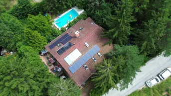 Expose Großzügiges Einfamilienhaus mit Pool, Wintergarten und Doppelgarage mitten im Grünen!