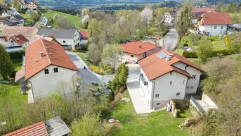 Panoramablick aus der Luft auf das Wohnhaus und die umliegende ländliche Gegend mit Bergen.