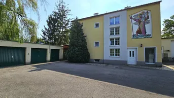 Expose Wohnhaus mit 2.200m² großem Grundstück, Halle und Garagen