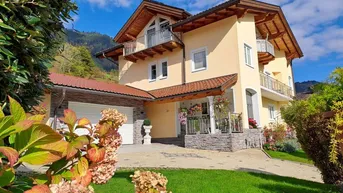 Großzügiges Einfamilienhaus mit gepflegtem Vorgarten, Balkonen und Bergblick in sonniger Lage.