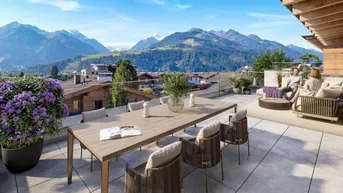 Geräumige Dachterrasse mit Essbereich und Lounge-Möbeln, bietet einen atemberaubenden Blick auf die Berge.
