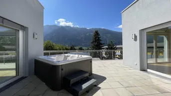 Expose RARITÄT DE LUXE! GRANDIOSES PENTHOUSE MIT ATEMBERAUBENDEM BLICK AUFS GOLDECK. HOCHWERTIG TEILMÖBLIERT.