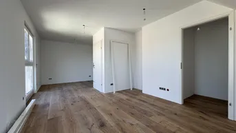 Expose IN SCHLÜSSELFERTIGSTELLUNG! PRIMA WOHNLAGE NÄHE BADETEICH. 80m² SÜD-WEST-GARTEN. 5 ZIMMER, 2 BÄDER, 3 WC´s. PROVISIONSFREI.