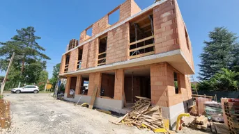 Expose NOCH 2 HÄUSER VERFÜGBAR! ERSTKLASSIGES ZIEGELHAUS MIT KELLER! 5 ZIMMER, DACHTERRASSE, 105 m² GARTEN. BEIM LANDSCHAFTSSCHUTZGEBIET DONAUSTADT. PROVISIONSFREI für den Käufer.